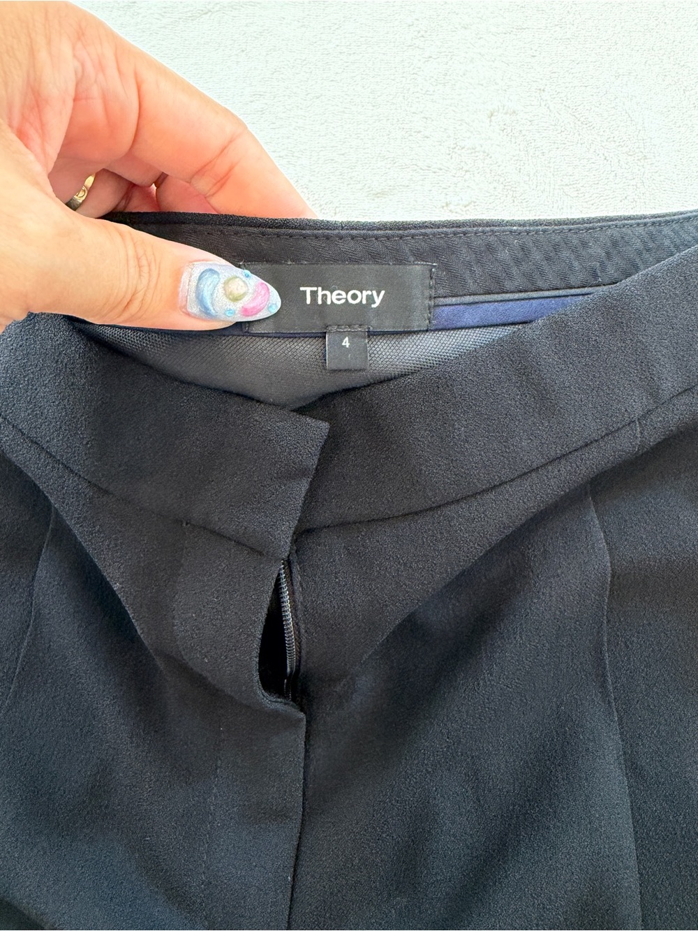 Theory Rosina Crepe Shorts - Picture 3 of 7